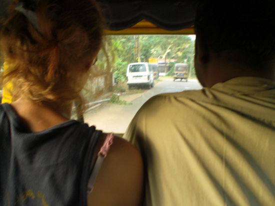 lisi, meine persoenliche autorikschachaffeurin.. das war ein spass. von der faehrenstation in kottazam bis zu unserer naechsten 4 euro unterkunft stellte lisi ihre fahrkenntnisse unter beweis..