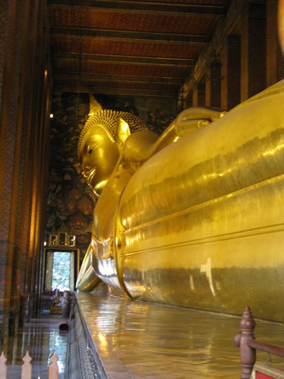Der Buddha von Wat Pho ist 46m lang und 16m hoch!