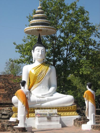 Buddha vor dem Wat Ayothaya