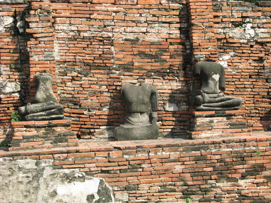 Die enthaupteten Statuen.