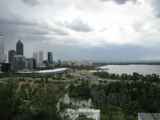 Perth &amp; der Swan River kurz vor dem heftigen Regenfall