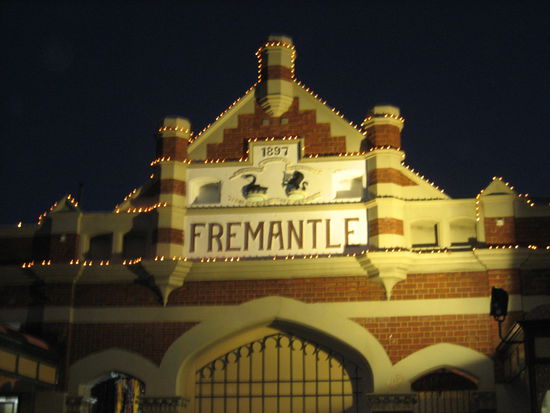 Das Tor vor dem belebten Markt Fremantles.