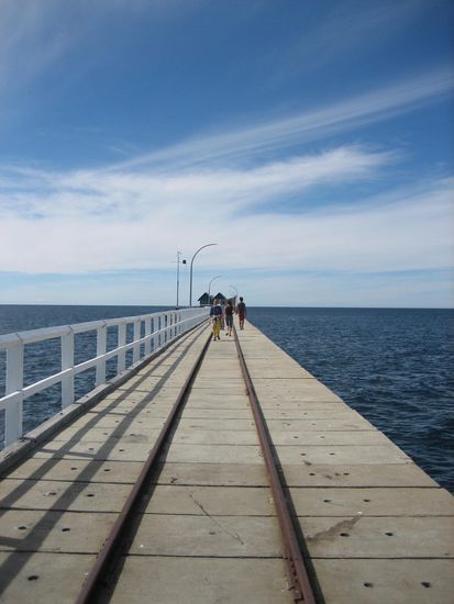 ... und die Aussicht ueber den Steg und das Meer.
