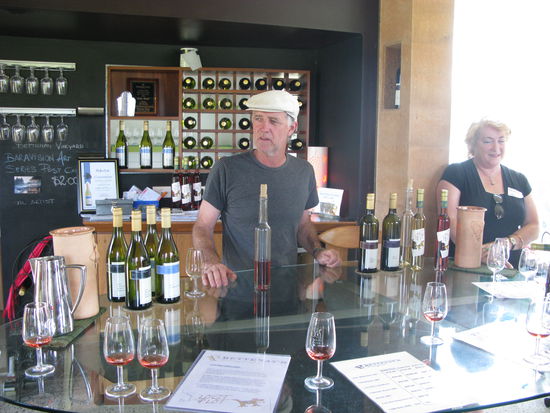 Einer der Degustanten auf der amusanten Weintour. Hier probierten wir den feurigen Chilliwein.