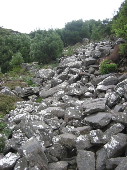 Der steile Aufstieg ueber die Granitfelsen...
