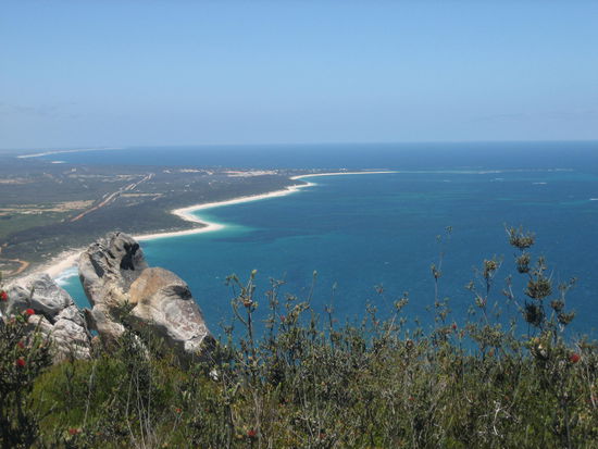Der Blick auf die Kueste vom Mount Barren East.