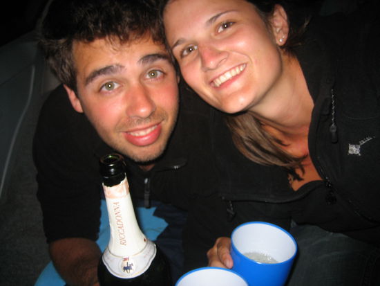 Ein zweites Becherchen Sekt goennten wir uns in unserem bescheidenen Auto. 