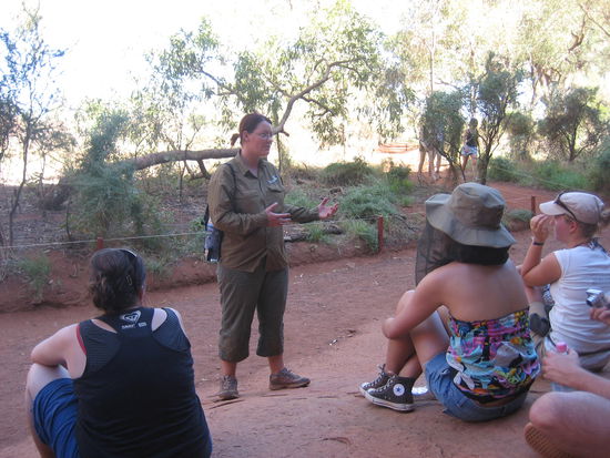 Unser Tourguide Rachel erklaert ueber die Geschichte des Steines (Uluru).