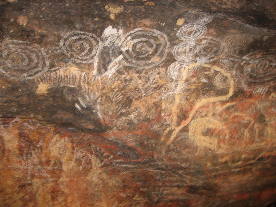 Die Kunst der Aborigines im Stein eingeritzt.