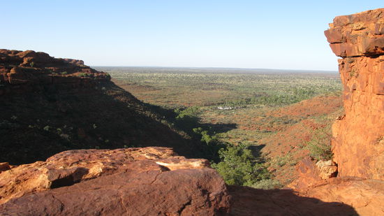 Auf dem Kings Canyon angelangt. Seht ihr den Parkplatz? (Weisse Puenktchen)