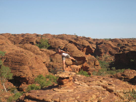 Fraenzi fliegt ueber den Canyon 