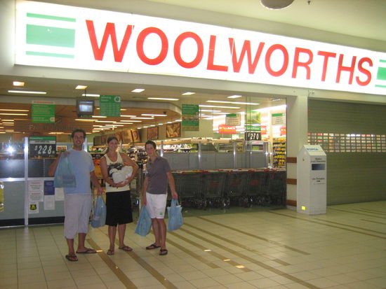 Woolworths hat hier 7 Tage die Woche bis Mitternacht offen.