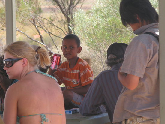 Auf der Nachhausefahrt trafen wir auf ein paar Aborigines.