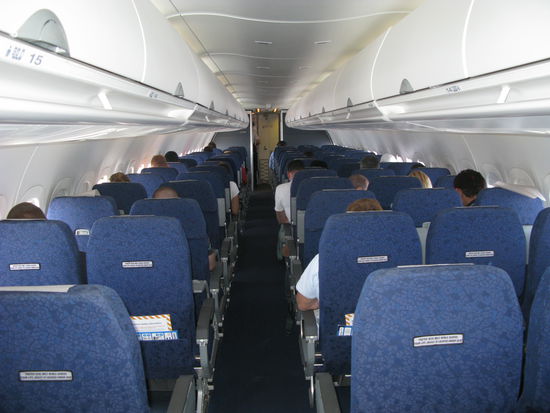 Das Flugzeug war nur zur Haelfte mit Passagieren gefuellt. Deshalb gab es sogar extra Service 