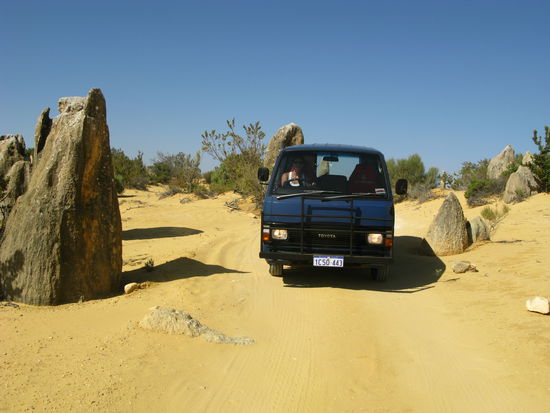 Unsere Testfahrt durch die Wueste. Seht ihr Fraenzi hinter dem Steuer?