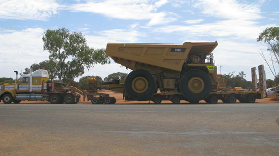 Ein riesen Monster Truck auf dem Weg zur Eisenmine.