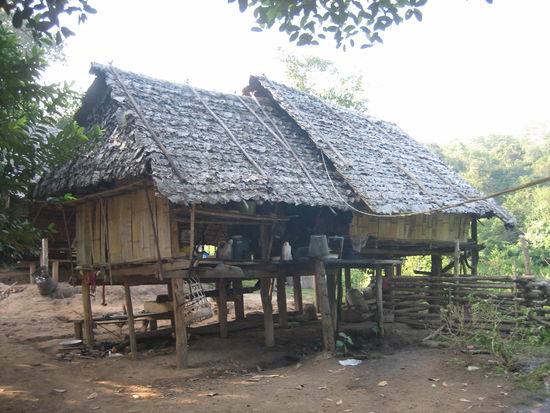 Eine der Huetten der Karen, wo wir auch uebernachteten.