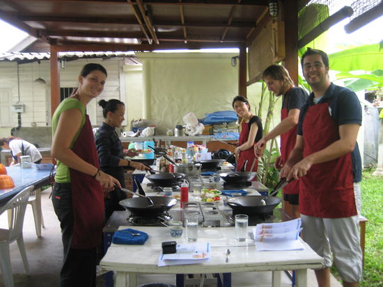 Unsere Kochgruppe; hinten links die Instructorin