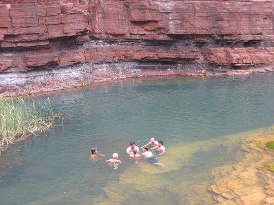 ...wo wir uns eine Abkuehlung goennten. Seht ihr Celo mit dem Coweboyhut?
