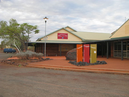 Vor dem Visitor Centre in Newman. Hinten links unser Schlafplatz.
