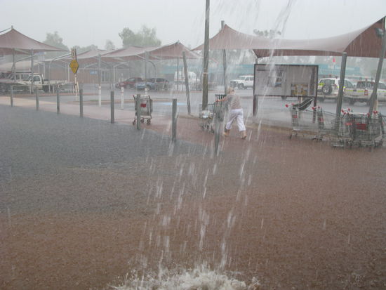 Der gewaltige Regen vor dem Shoppingcenter.