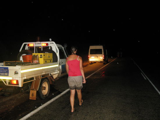 Hier schon nach dem Floodway ueberqueren. Seht ihr Fraenzis nasse Hose? So tief standen wir &amp; unser Camper im Wasser.