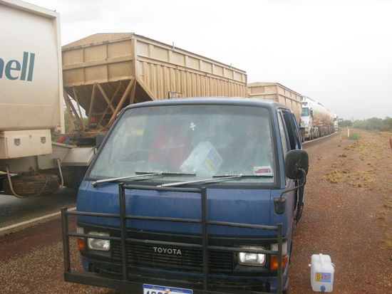 Unser Camper zwischen den Trucks.