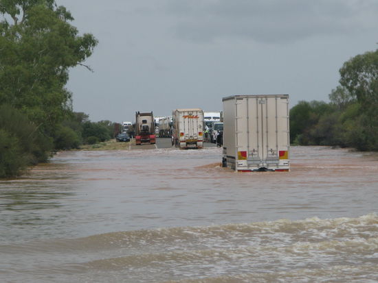Mittags trauten sich die ersten Trucks ueber die Fluten...