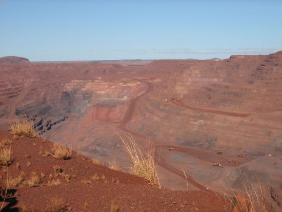 Die riesige Eisenmine...