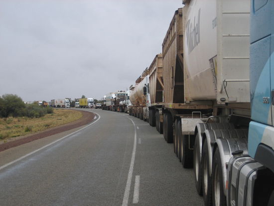 Die riiiiesige Truckschlange... Alle am Warten...
