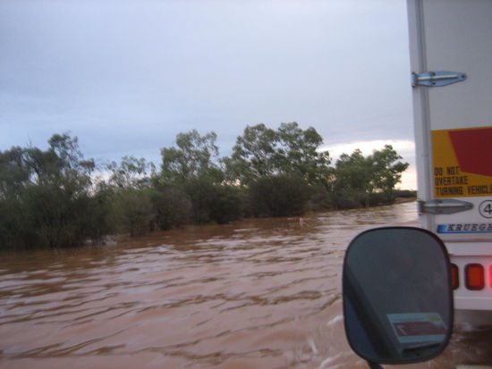 ENDLICH! Wir werden ueber den Fluss gezogen... Jupi!