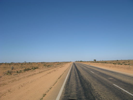 Die eigentliche Nullarborstrecke. Weit &amp; Breit NICHTS!!!