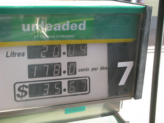 Zu unserem Entsetzen stiegen die Benzinpreise extrem in die Hoehe! In der Stadt zahlt man 30-40 Cents weniger.