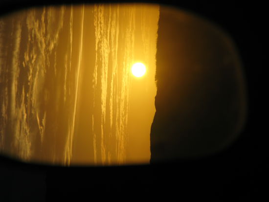 Der schoene Sonnenuntergang waehrend der Fahrt im Rueckspiegel. Cool!