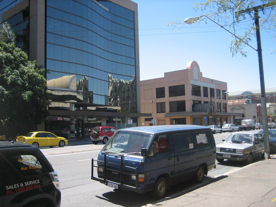 Unser Camper mitten in der Stadt Adelaide