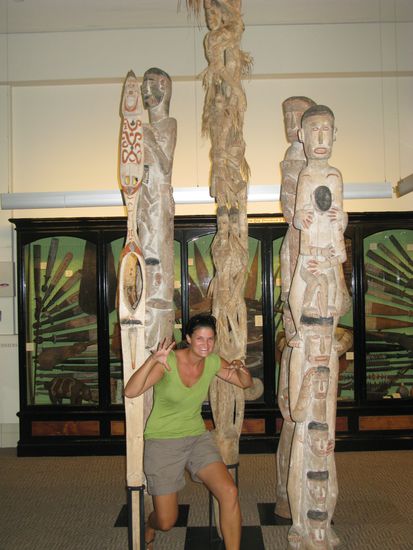 Fraenzi im Museum zwischen den unheimlichen "Marderpfaehlen".