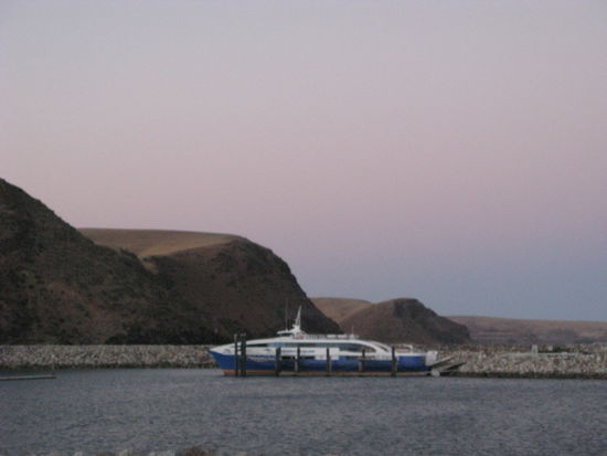 ... direkt am Hafen mit Blick auf unsere Faehre.