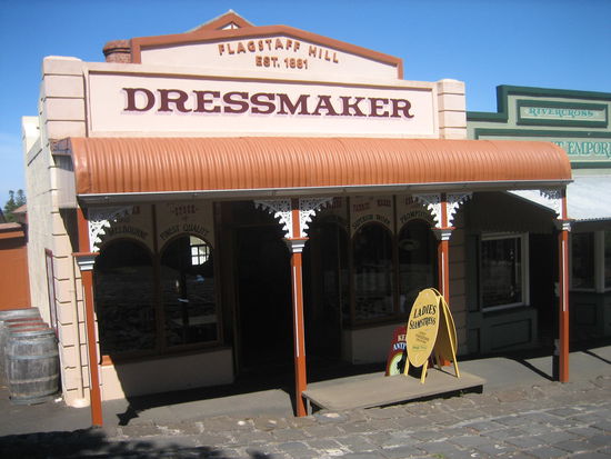 ... mit eigener "Schneiderei"...