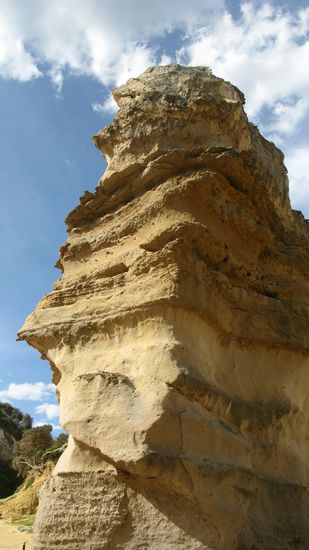 ...an den riesigen Steinformationen vorbei...