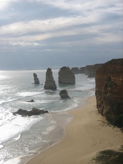 Was man dazu noch erwaehnen muss: In Wirklichkeit sind es ja nicht mehr zwoelf, sondern nur noch ungefaehr 6... so genau weiss man das auch nicht. 