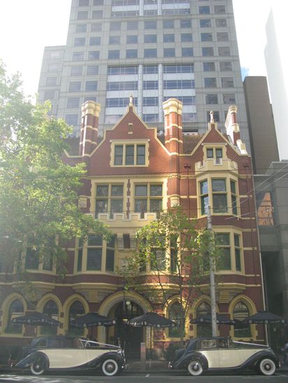 Celo war wahnsinnig fasziniert von den Gebaeuden in "Melbourne". Neu &amp; alt wiedermal vereint!