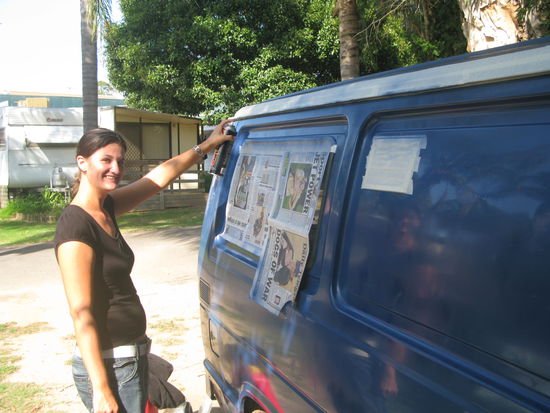 Die richtige blaue Farbe und los ging's: Das rumspruehen hat sogar richtig Spass gemacht!
Und das alles mitten auf dem Campingplatz...