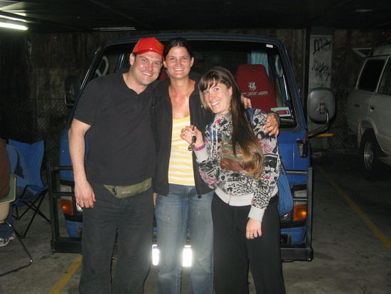 Fraenzi mit den beiden neuen &amp; stolzen Besitzern des "Blue Campers".