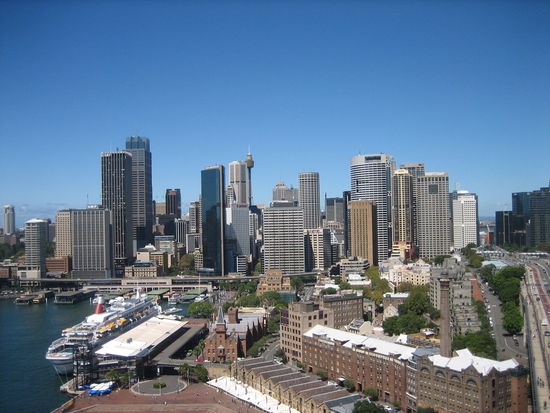 ...den "Circular Quai" und die Skyline...