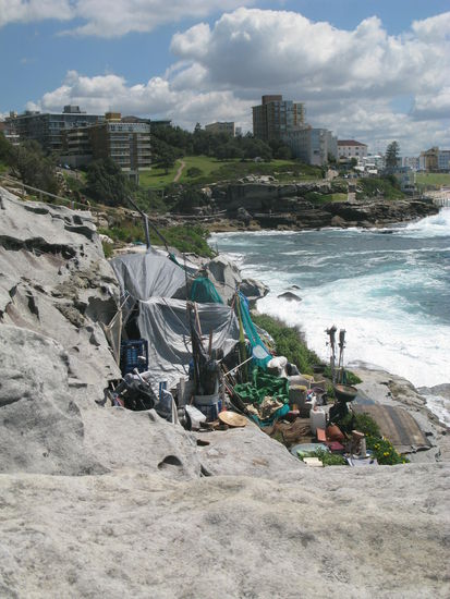 Bei den Klippen haust sogar ein Mann. Der hat sich da sein Revier eingerichtet und die Anwohner der Villen versuchen ihn wegzuekeln. Klappt aber anscheinend nicht. Witzig!