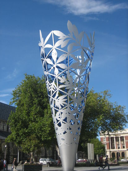 Der "Metal Chalice" (18 m) wurde dem neuen Jahrhundert gewidmet.