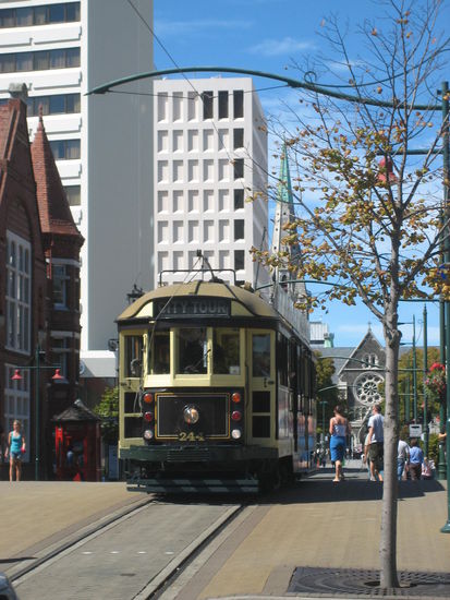 Die alte Strassenbahn fuhr den ganzen Tag die Touris durch die Stadt.