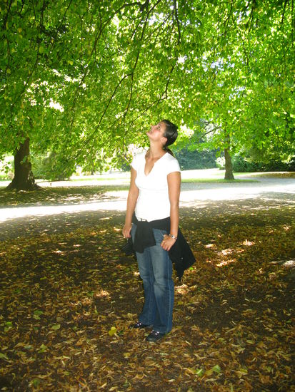 Fraenzi bewundert die hohen &amp; gruenen Baeume!