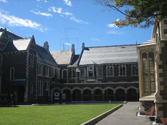 Im Innenhof vom "Art's Centre".