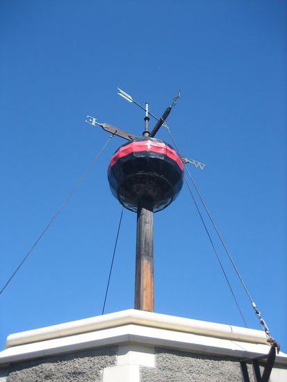 Dann wurde sie hochgezogen &amp; fallen gelassen. (Auf einem Bild leider nicht so spektakulaer)